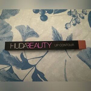 Huda Beauty Lip Contour